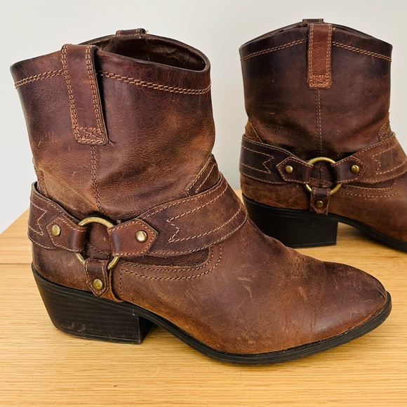 Rugged brown leather cowboy boots - Picture 1 of 9